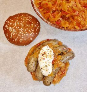 Rezept Tomaten-Paprika-Kraut Bratwurst Burger low-carb keto glutenfrei