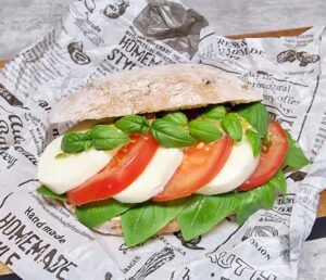 Rezept Tomaten Mozzarella Burger mit Tomaten Brioche Bun low-carb keto glutenfrei